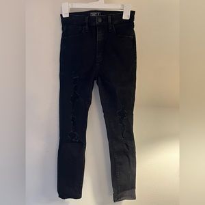 25/0 black ripped Abercrombie skinny jeans